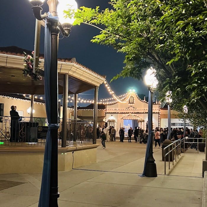 Photo 2024: path, sidewalk, city, lighting, urban, walkway, road, street, lamp post, person