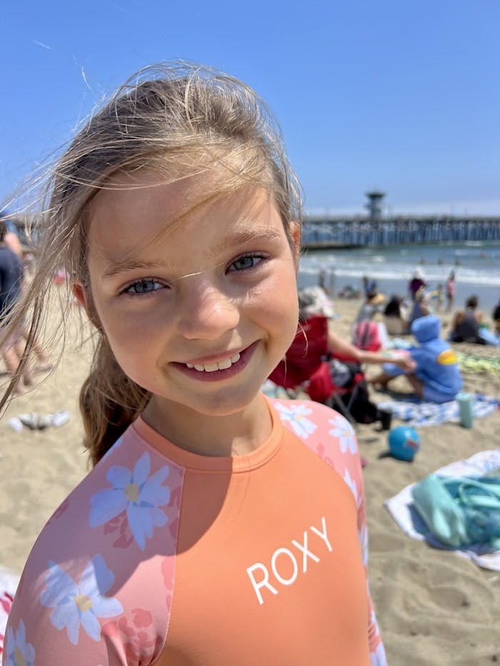 Img: summer, waterfront, person, portrait, child, female, girl, t-shirt, sea, beach