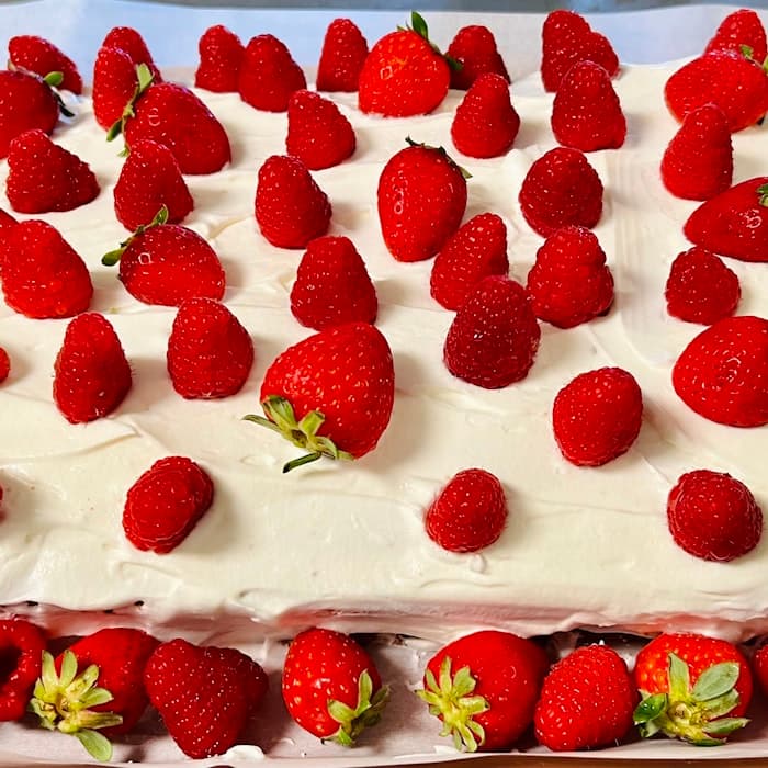 Img: birthday cake, cream, dessert, food, berry, fruit, produce, strawberry, food presentation, frozen yogurt